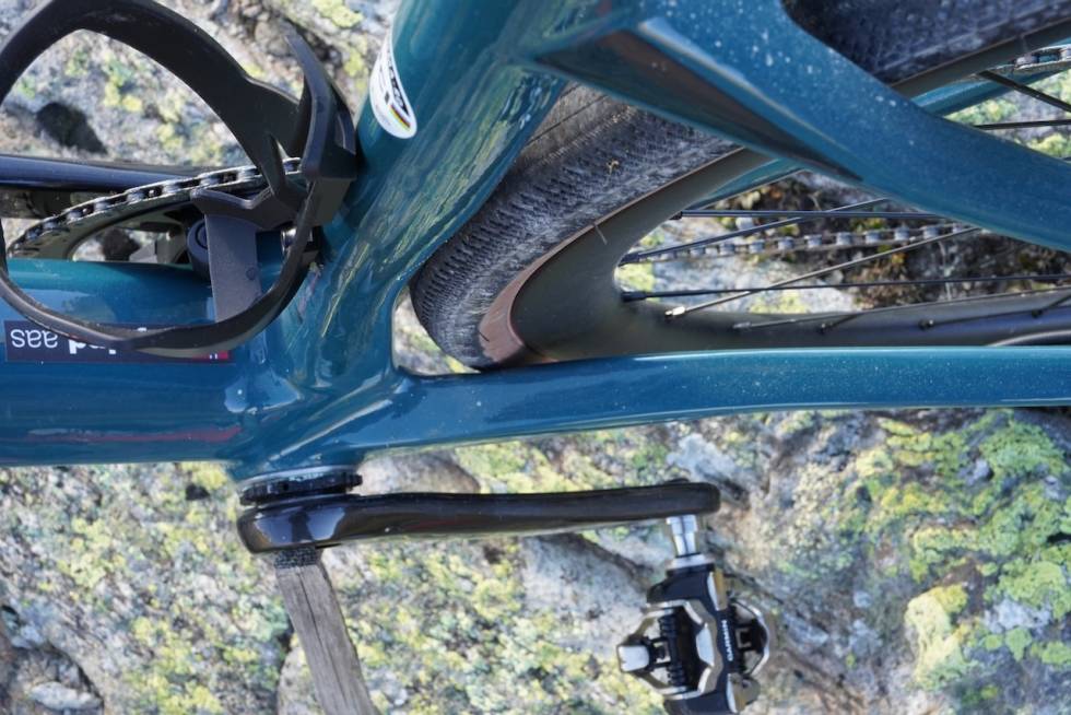 LITE KLARING: Med 32 mm dekk med små sideknaster er det trangt om plassen i bakrammen. Foto: Øyvind Aas BMC RoadMachine X