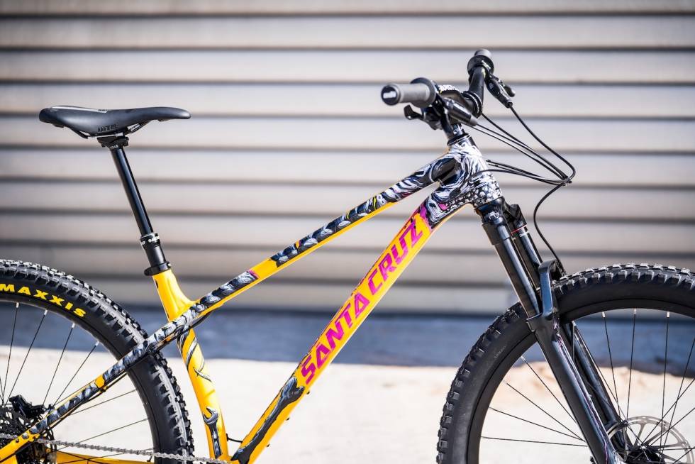 LEKENT: Chameleon er ikke laget for å være en jålete fin-sykkel. Santa Cruz Chameleon 2022