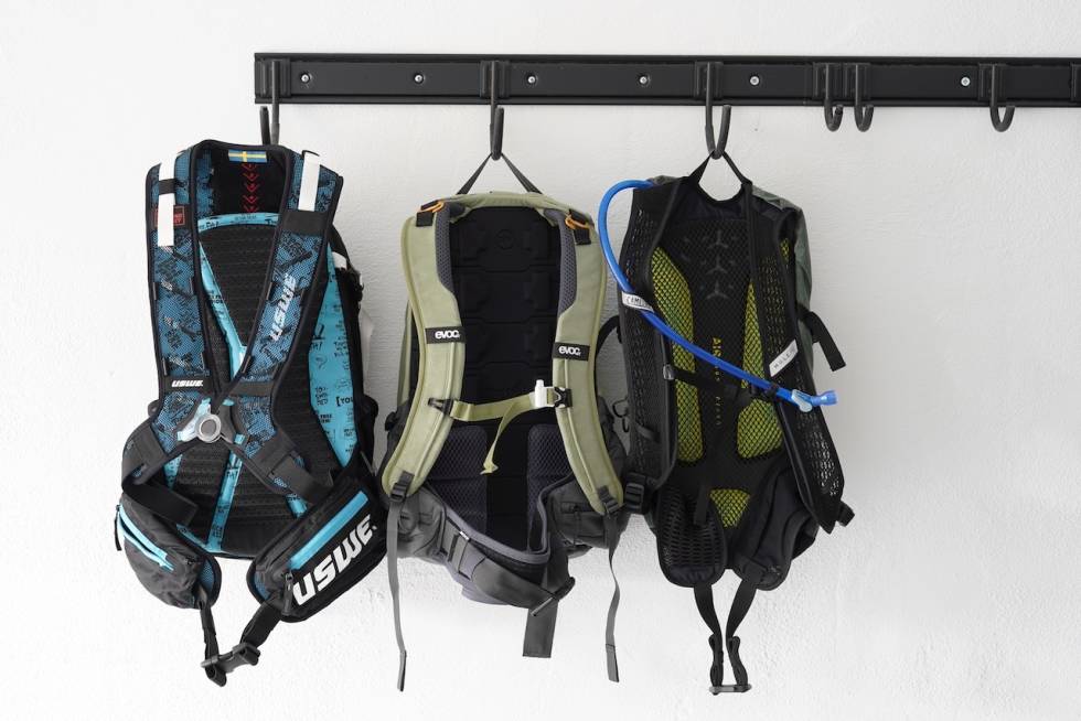 SEKKETRIO: USWE, EVOC og Camelbak har alle sekker med ekstra ryggskinne. Foto: Øyvind Aas Test av beskyttende sekker fra Evoc, USWE, Camelbak