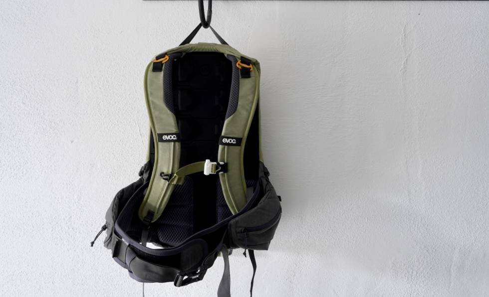 FLAT RYGG: Ryggpanelet på EVOC-sekken har behagelig skum, men blir ganske svett mot ryggen. EVOC Trail pro 16
