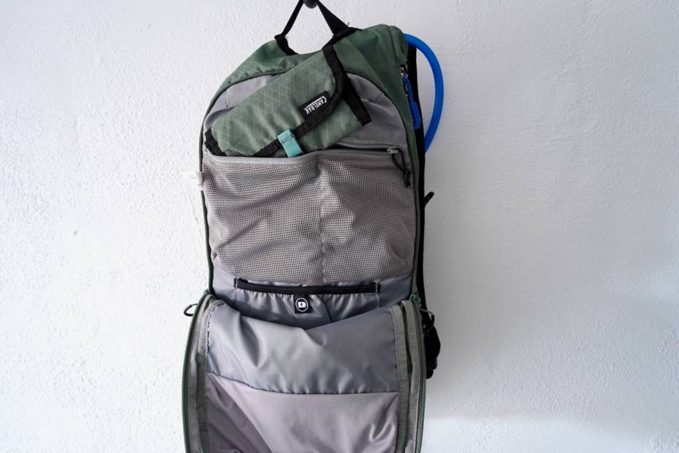 SMARTE ROM: Camelbak MULE Pro har fine rom for organisering, samt medfølgende verktøyrull. Camelbak MULE pro 14