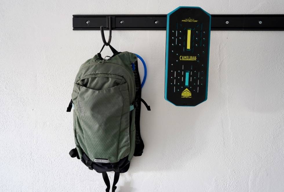 LETT BESKYTTER: Ryggplata til Camelbak er lett og føyelig. Den føles likevel solid og beskyttende. Camelbak MULE pro 14