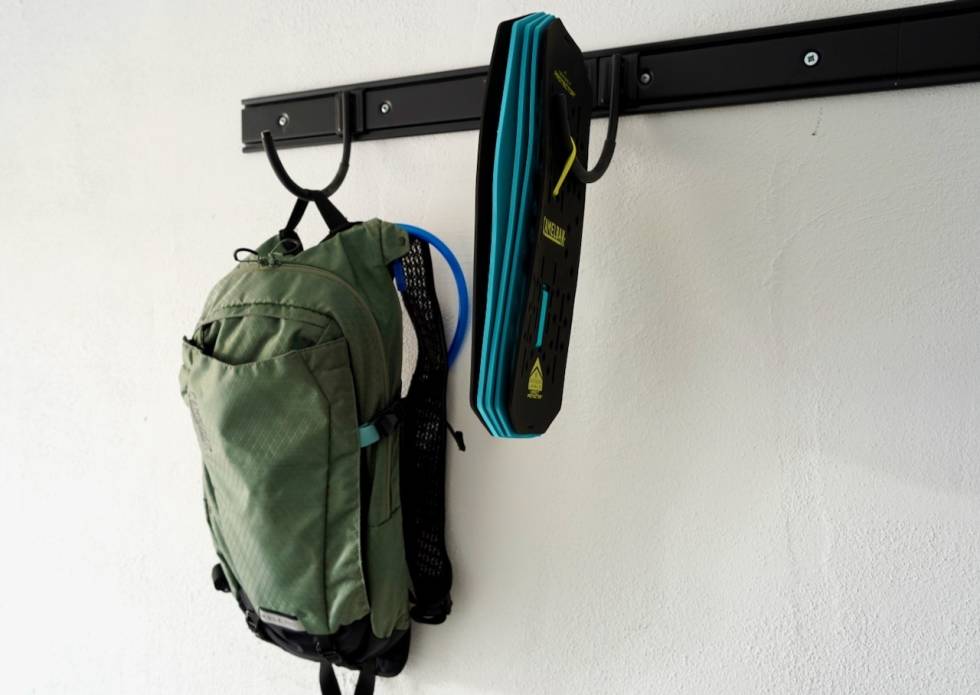 LAGDELT: Ryggplata er laget av flere tynne lag med litt forskjellig hardhet. Det beskytter godt både mot slag og skarpe gjenstander. Camelbak MULE pro 14