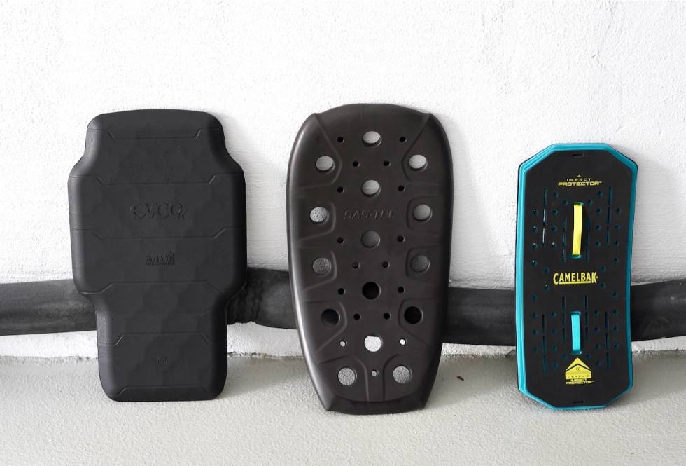 BESKYTTERE: Disse platene hører med til de forskjellige sekkene - EVOC, USWE og Camelbak. Alle er sertifisert etter EN1621-2-standarden hos Tüv Beskyttelsesplater fra EVOC, USWE og Camelbak