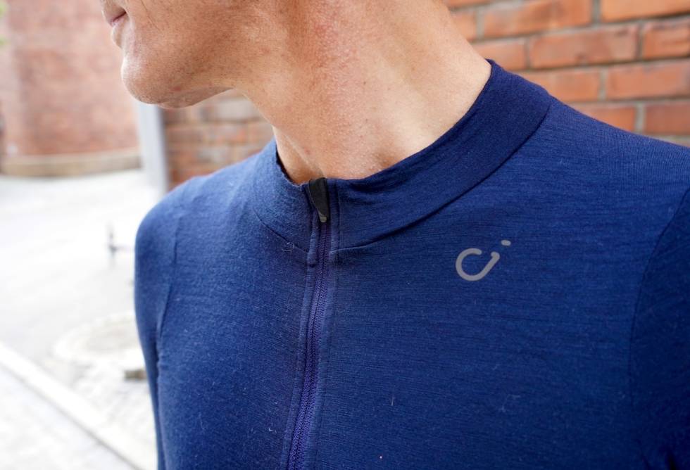 LAV KRAGE: Den lave kragen begrenser gnissing og kløe rundt halsen. Bruk en Buff hvis du ønsker mer varme her. Foto: Henrik Alpers Velocio Concept Merino