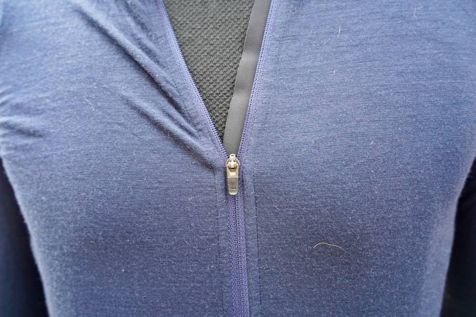 FULL KLAFF: Tetningslisten på innsiden av glidelåsen gjør det enklere å unngå at glidelåsen biter seg fast i trøyestoffet. Foto: Henrik Alpers Velocio Concept Merino