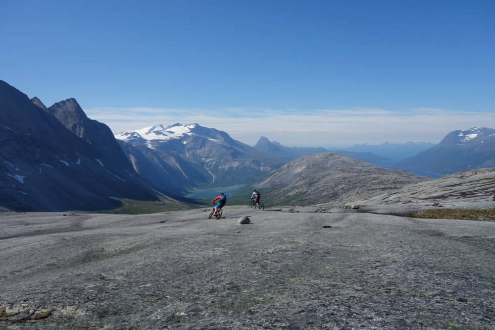 SVABERGDRØMMEN: Ser du den lille avrunde toppen langt der borte? Det er i overkant av 1 mil unna og det er der nedsyklingen virkelig starter - i overkant av 1000 meter ned til fjorden! svabergsykling i Narvik, nord norge, stisykling