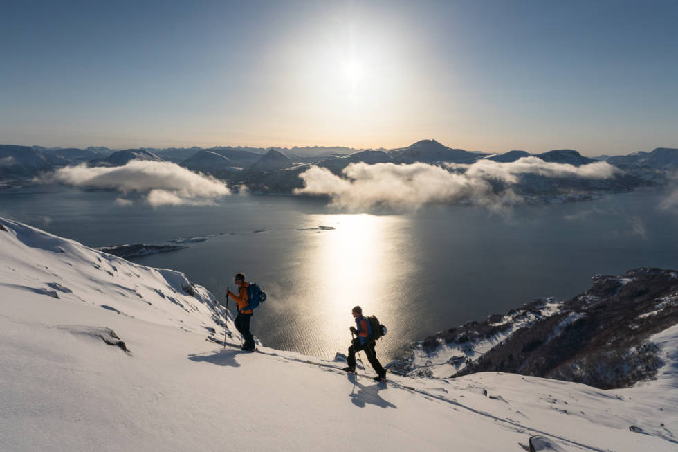 PÅ TUR: Her er Asbjørn på tur med Nikolai Schirmer i fjella i Romsdal – i et område som sjelden får gode snøforhold, men når det først skjer er det temmelig magisk. Kjøringa ser du i filmen. Foto: Ståle Johan Aklestad Fri Flyt Film Tour skifilm