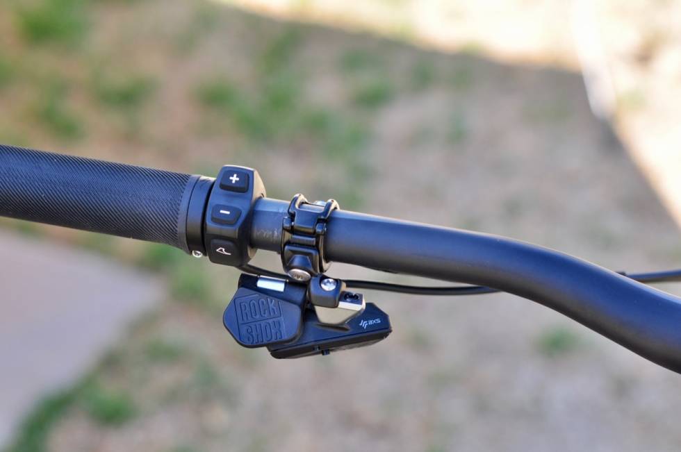 RYDDIG: Knappene for styring av motoren er de beste i bransjen. Kombinert med den trådløse AXS Reverb senkepinnen fra Rockshox blir det et superryddig styreoppsett. Foto: Øyvind Aas Turbo Levo SL knapper
