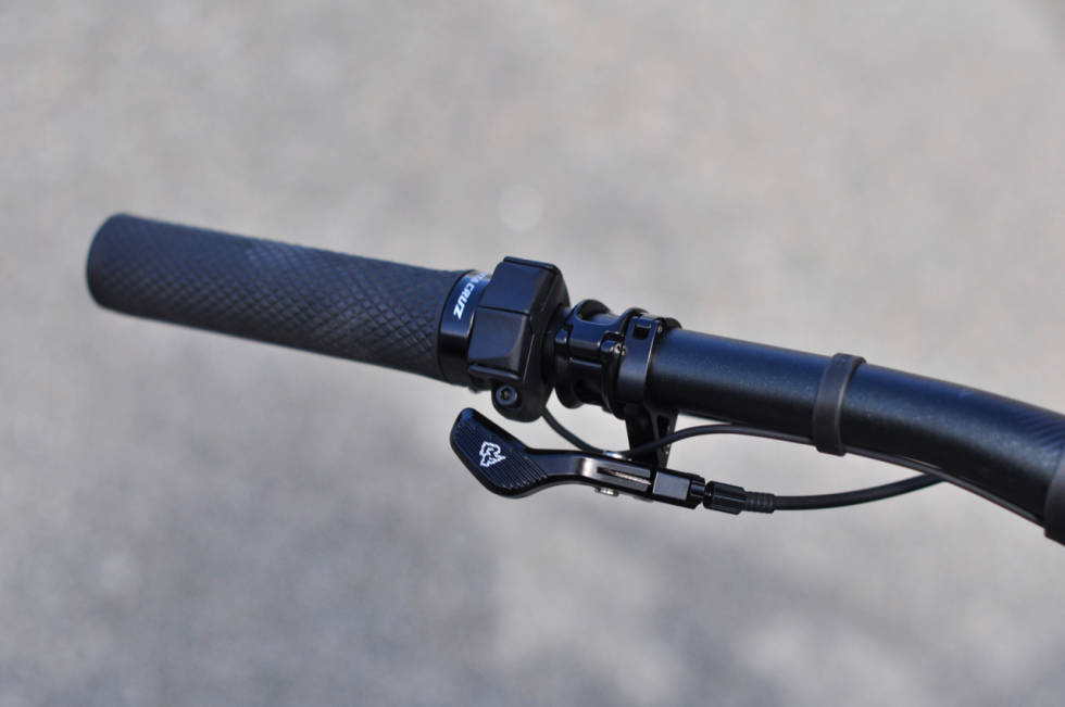 SMÅ KNAPPER: Shimano-knappene er lette å betjene i fart og gir god plass til spaken for senkepinnen. Santa Cruz Heckler motorbryter