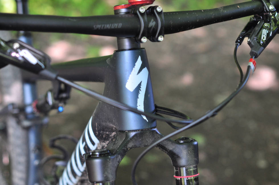 RYDDIG VAIERFØRING: Girvaier, bremseslange og senkepinnevaieren går inn på samme side av styrerøret. Specialized Epic S-Works 2020