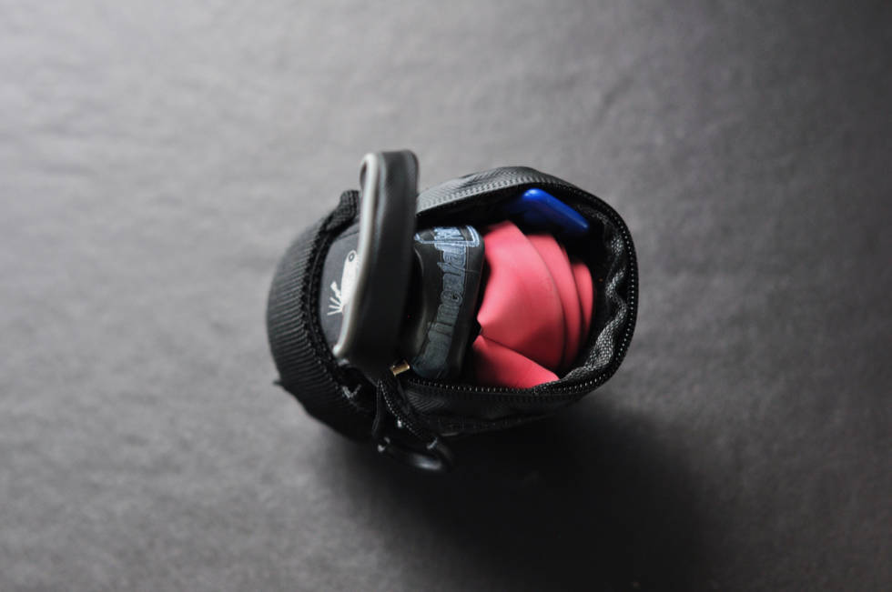 STAPPET: Du ønsker at setevesken er helt full. Da skrangler ikke innholdet rundt. Her Lezyne Micro Caddy med en latex-slange, en lettvektsslange, dekkspak og miniverktøy. Seteveskeinnhold