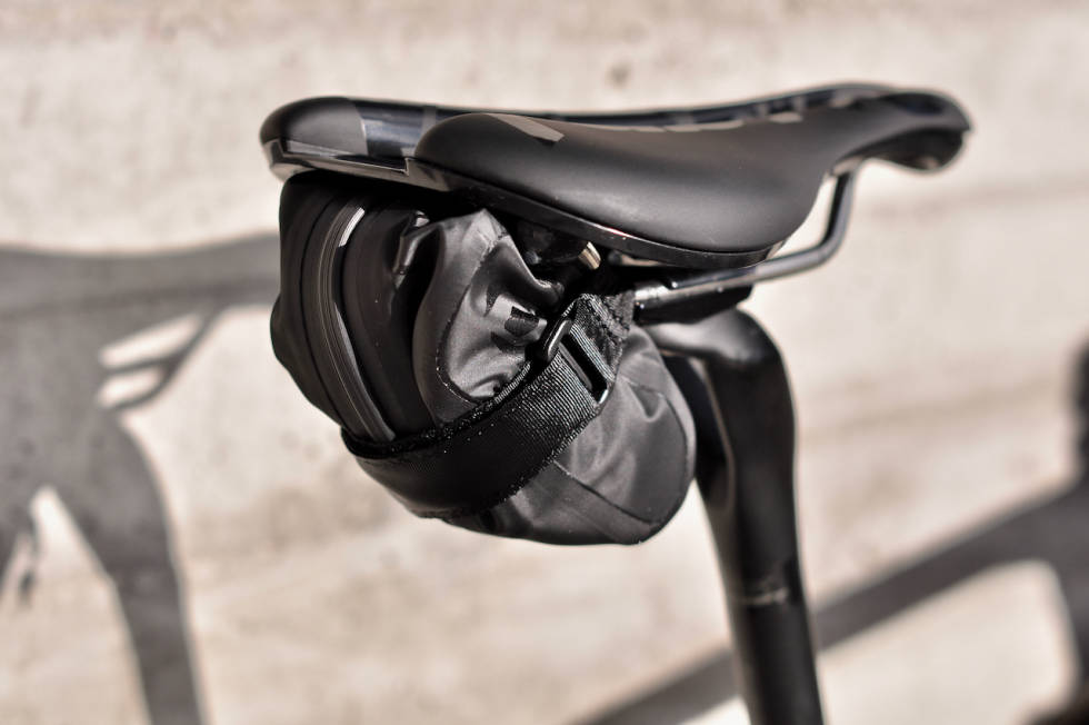 VANNTETT: Syncros-tasken er laget i plast og med helt vanntett glidelås. Ingen reflekser bidrar ikke til økt synlighet. Syncros Saddlebag WP 250