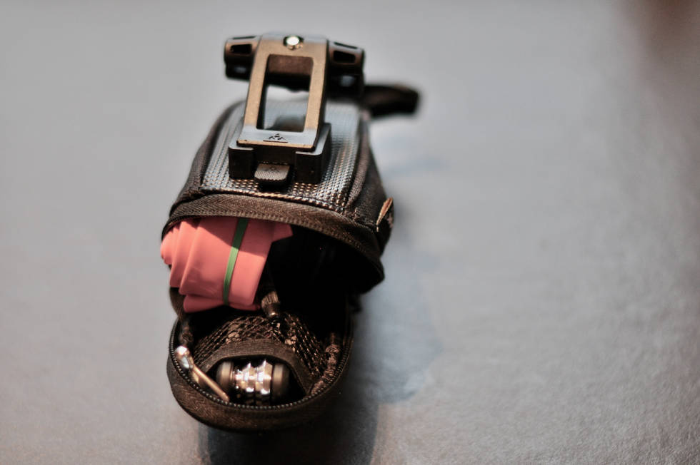 GOD ÅPNING: Du kommer til innholdet i vesken uten å ta den av setet. Topeak Aero Micro Wedge