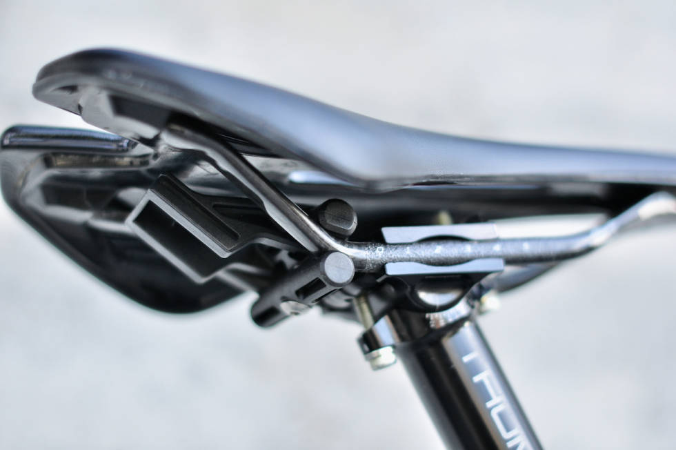 PLASTFESTE: Festet som monteres under setet er tungt og unødvendig komplisert. Topeak Aero Micro Wedge