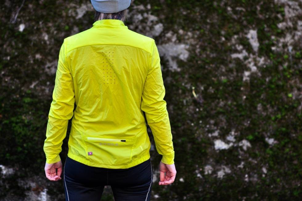 LUFTIG RYGG: Ryggstykket har flere luftehull. Lommen nederst på ryggen er ikke best for oppbevaring av telefon. Dæhlie Jacket Winter Run