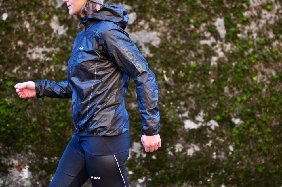 VANNTETT: Gore-tex sitt Shakedry-stoff er helt vanntett, men puster likevel ganske godt. Det er litt knitrete og veldig blankt. Salomon S/Lab Motionfit 360