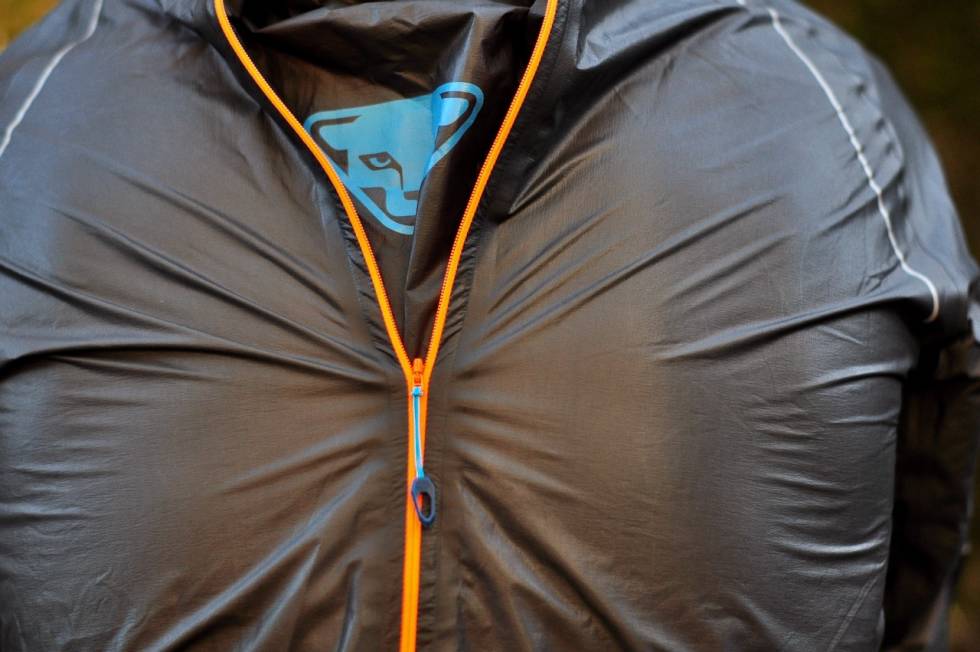 RYGGÅPNING: Glidelåsen skjuler et ekstra panel med Dynafit-logo og gir plass til sekk under. Dynafit Ultra GTX Shakedry