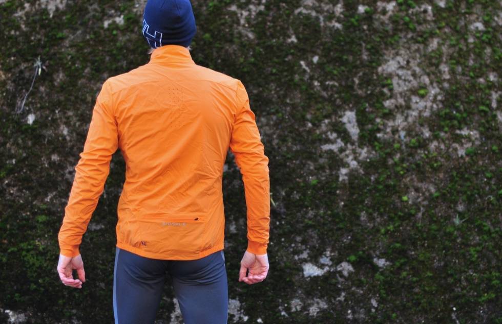 SYKKELLOMME: Rygglomme nederst på ryggen er fint på sykkeljakker, men ikke ideelt på løpejakker. Dæhlie Jacket Winter Run