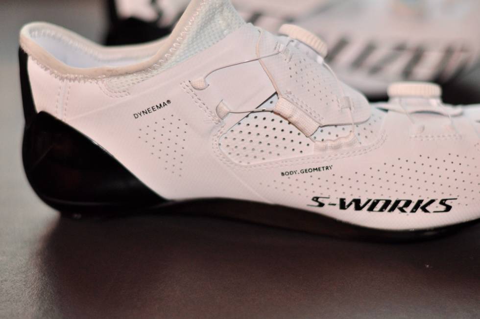 FORDELER TRYKKET: Boa-trådene går innom mange punkter på veien. Dette fordeler trykket utover foten. Foto: Øyvind Aas Specialized Ares
