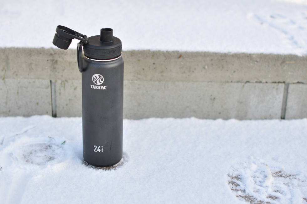 DRIKKETUT: Takeya-flaska har stor helle- og drikkeåpning. Takeya Actives Insulated bottle