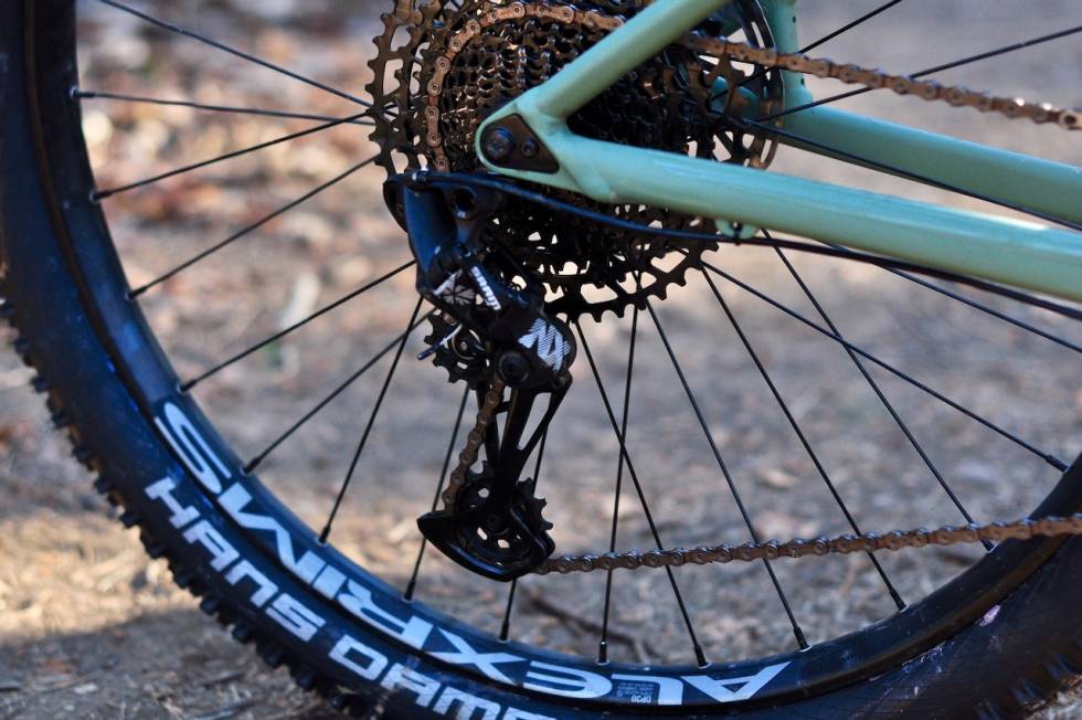FORTJENER BEDRE: Etter en utglidning på et isparti der giret fikk litt juling ble NX-giret slarkete og upresist. NX-Eagle funker bra, men Stoic 4 kunne gjerne ha hatt GX eller Shimano SLX. Canyon Stoic