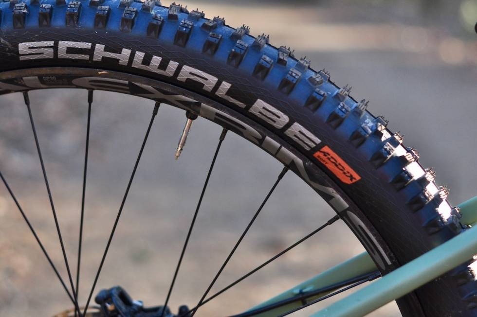MYK GUMMI: Schwalbe-dekkene har Addix Soft-gummi. Hans Dampf bak og Magic Mary foran. CANYON STOIC