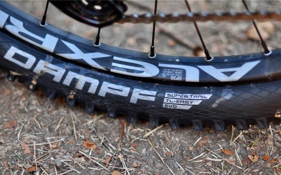FORSTERKET: Solide dekk er enda viktigere på en hardtail enn på en fulldempet stisykkel. Canyon Stoic