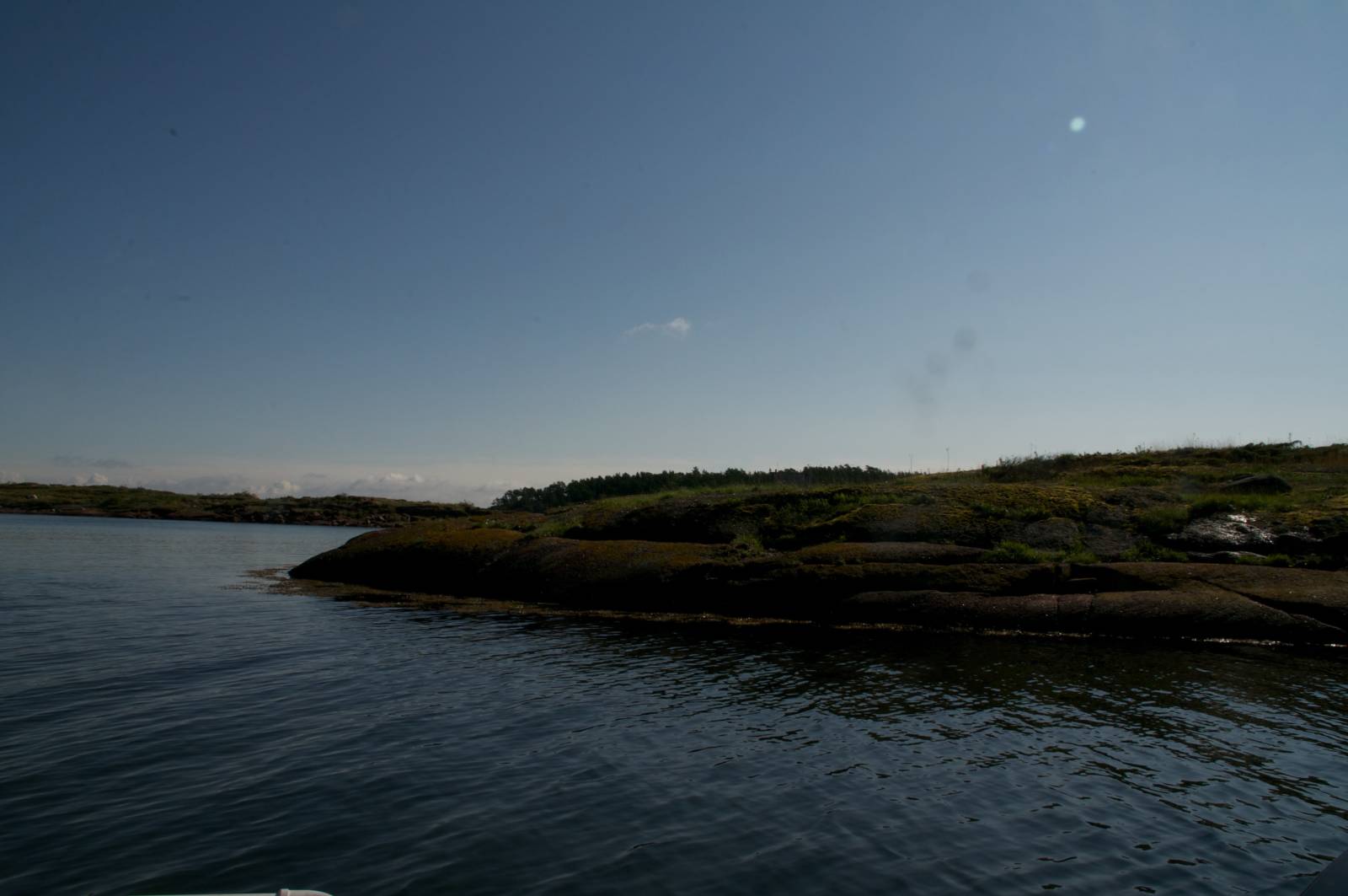 Langs fastland er det tettbygd, men når du kommer ut av havnebassenget åpnes naturen på en helt annen måte. DSC_5584