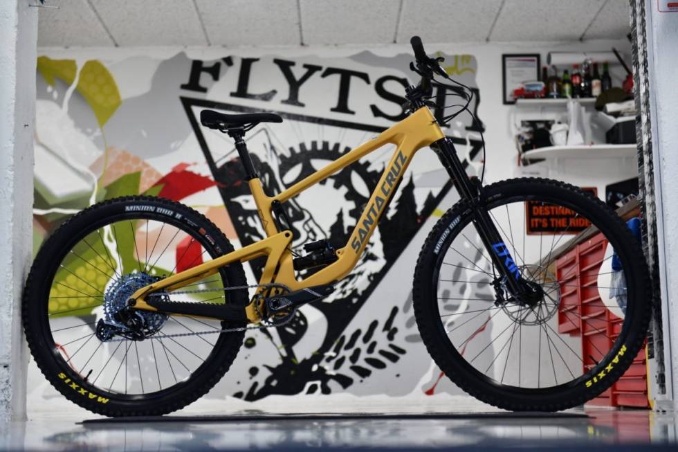 SAVNET: Santa Cruz Bronson CR i large og gullfarge er stjålet fra Flytsti Santa Cruz Bronson C