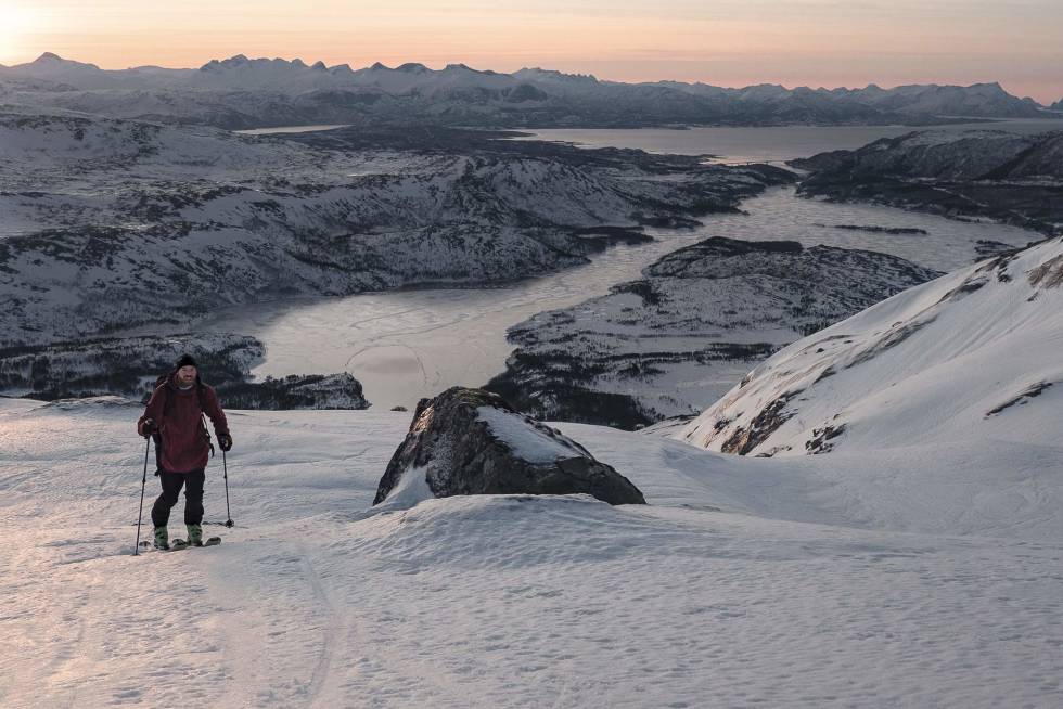TØRKETID: To måneder med høytrykk og vind gav gode skøyteforhold i fj ellet denne vinteren. Andreas Køhn