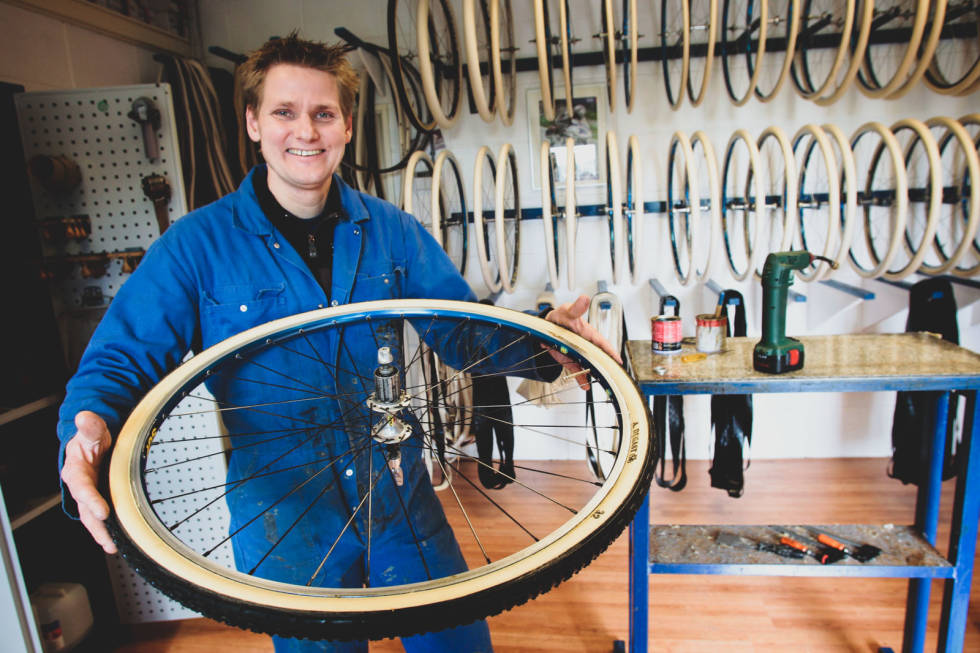 LITEN BEDRIFT: Richard Nieuwhuis viser stolt frem et cyclocross-dekk. Foto: Cor vos. dugast-2