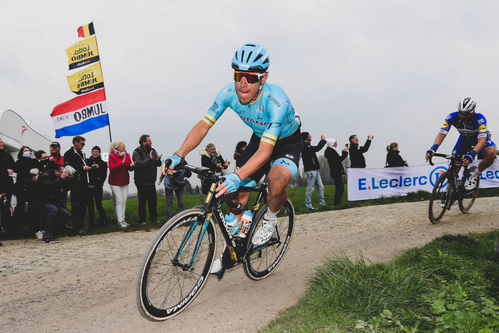 DUGAST? I Paris-Roubaix kjører flere av proffene på dekk som ikke er fra sponsorene. Da er det Dugast eller FMB som gjelder. Davide Ballerini her med Dugast. Foto: Cor Vos. dugast-8