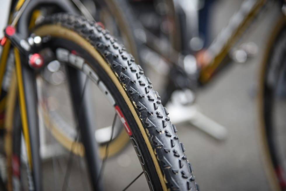 GJØRMEFAVORITT: Dugast Rhino, så bra at samtlig cyclocrossproffer kjøper dekk for egne penger. Foto: Henrik Alpers. Dugast