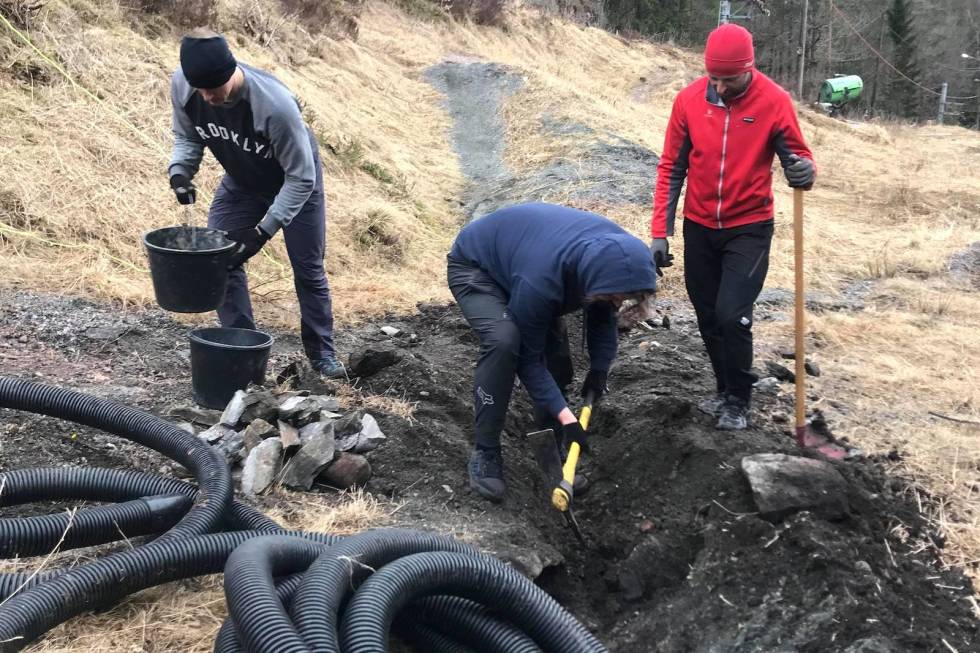 DRENERER: Bedre avrenning skal sørge for at stiene i Kristiansand sykkelpark holder seg så tørre og fine som mulig også på våte dager. Foto: Geir Rune Kristiansen Dugnad Krisitansand sykkelpark
