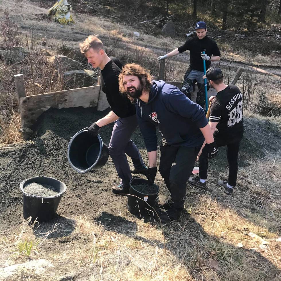 VÅRPUSS: I løpet av våren har det vært lagt ned atskillige dugnadstimer i Kristiansand sykkelpark for at alle løypene skal være i tipp-topp stand når parken åpner for sesongen 1. mai. Foto: Geir Rune Kristiansen Dugnad Krisitansand sykkelpark