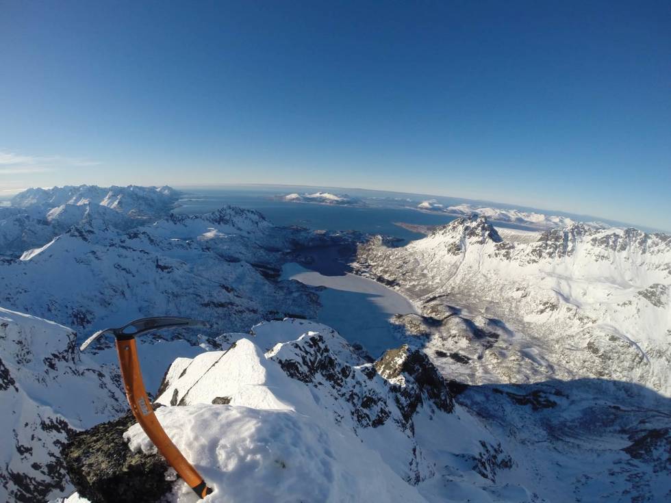 Fra toppen av Durmålstinden får man en fantastisk utsikt, her på bildet ser man Lonkanfjorden. Durmålstinden-Møysalen-2