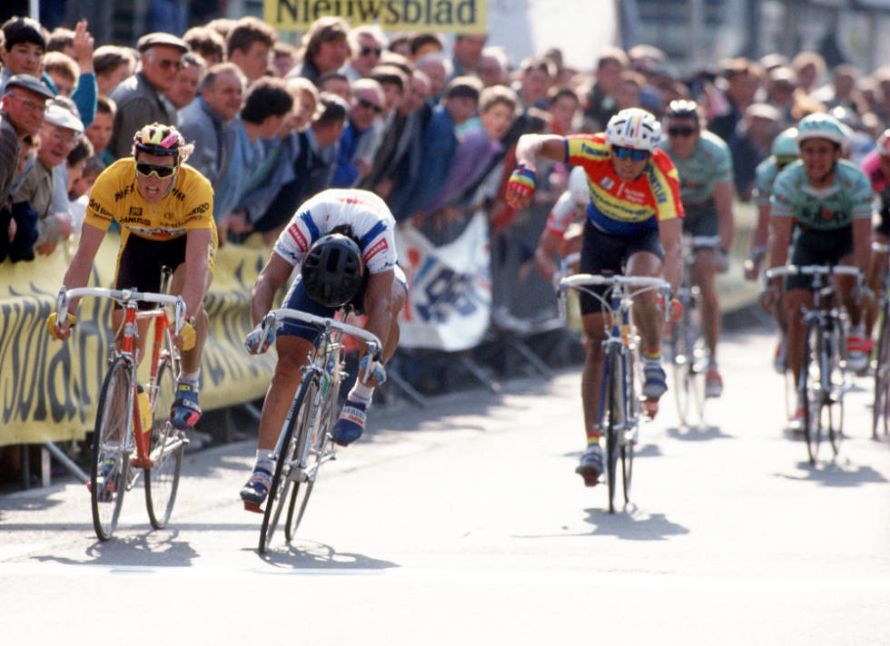 FRYKTET: Abdoujaparov i duell med Mario Cippolini, mens Ludwig veiver med armen like bak. Foto: Cor Vos Dzjamolidin Abduzjaparov