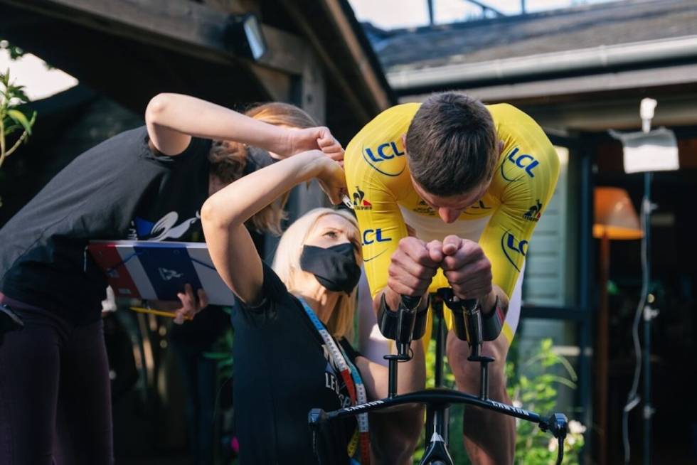 SKREDDERSØM: Tour de France' skreddere hjelper med tilpasning av tempodrakten til Mathieu van der Poel. Foto: Alpecin-Fenix. E5Emt3GXEAMgaXe-1340x894