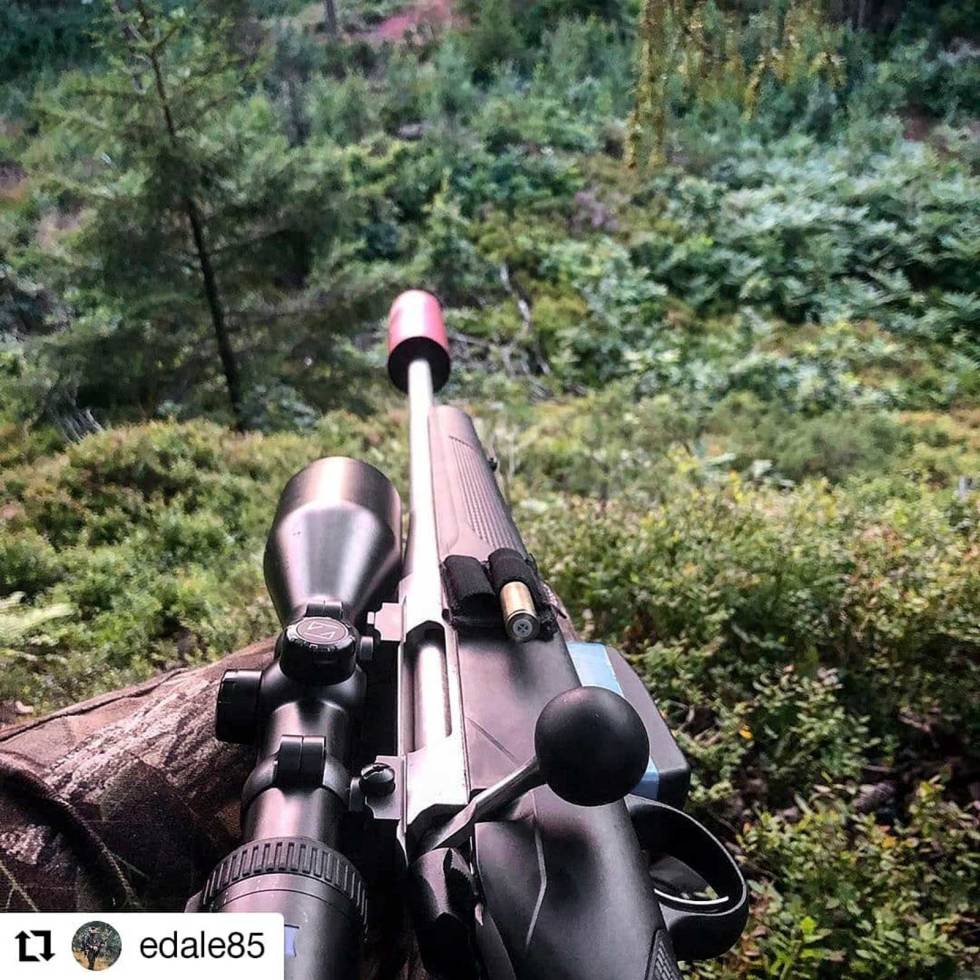 @edale85: The fox hunt have been difficult this year. And when I’m not shooting roebuck because I’m waiting for the dog hunt, I’m walking home empty handed #foxhunting #revejakt #rev #jaktbilder #liveterbestute #jeger #jegerhundogvåpen #hunter #zeisshunting #hausken #revehylsa #varmevest #autumn edale85