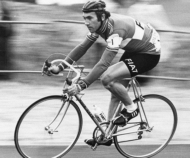 UBRUKELIG: Eddy Merckx hadde kanskje en tanke om at pølsehjelmen hadde en funksjon, men i praksis var den ubrukelig. Foto: Cor Vos. eddy merckx verdens beste syklist med pølsehjelm