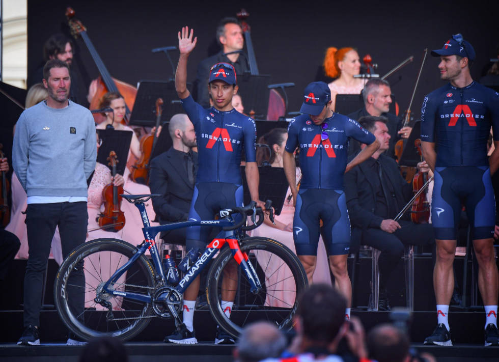 OMSIDER: Egan Bernal skulle egentlig debutere i Giroen i 2019, men brøt kragebeinet i forkant av rittet. I stedet endte han opp med å vinne Tour de France. I 2021 er han endelig på plass. Her på lagpresentasjonen. Foto: Cor Vos egan bernal giro d'italia 2021 favoritter
