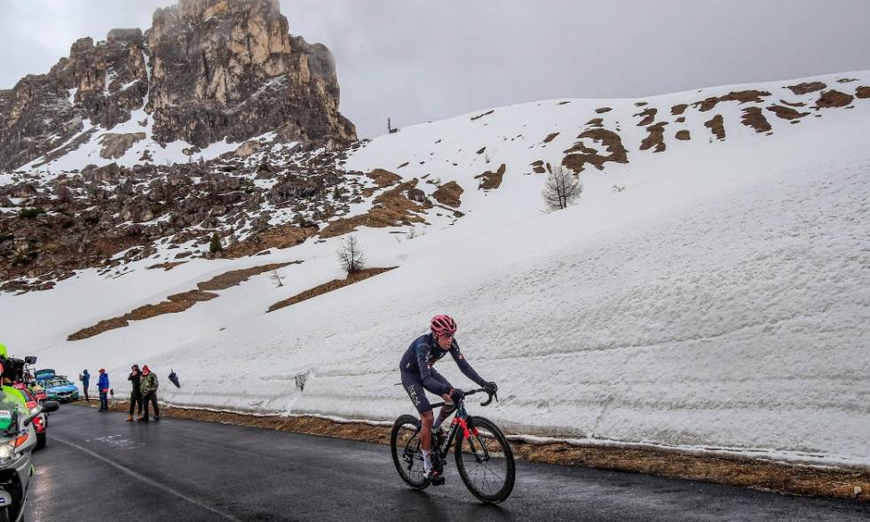 PASSO GIAU: Det regnet og var snø på toppen av Passo Giau, 2233 meter over havet. Foto: Cor Vos egan bernal giro d'italia 3