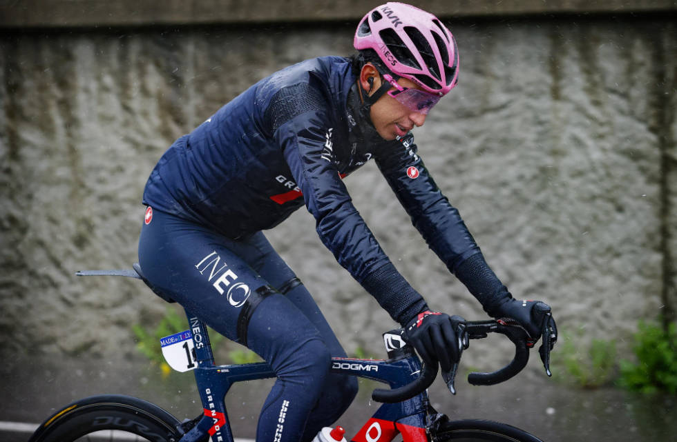 KALDT OG VÅTT: Egan Bernal underveis på dagens etappe. Foto: Cor Vos egan bernal giro d'italia