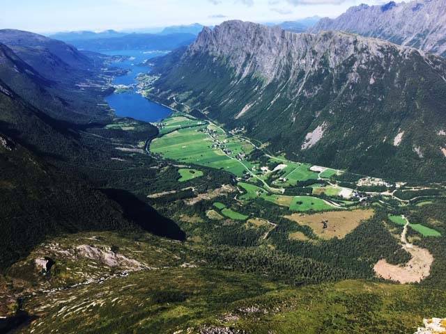 EGGA SETT FRÅ VELLESETERDALEN: Dravlausnyken og Egga sett få Velleseterdalen. Heilt til høgre Hammarsettindane. Til venstre først Nedre Velledalen, Fetvatnet, så Straumgjerde før Sykkylvsfjorden startar. Foto: Bent Tandstad Egga frå Velleseterdalen