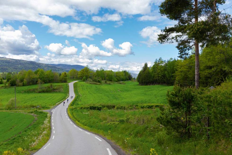 INN I ABYSSEN: På vei mot Eidsfoss er veien lagt på gamlemåten, i uforklarlige kast og svinger i uforutsigbare himmelretninger. Eikerenrunden-4
