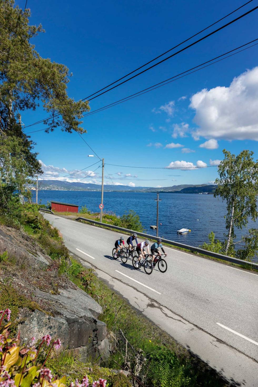 DRA FRA DRAMMEN: Hovedveien fra Drammen mot Svelvik ligger helt nede ved vannet. Veien kan være trafikkert, men vi nøt godt av få biler i den merkelige tiden vi er inne i. Eikerenrunden-6