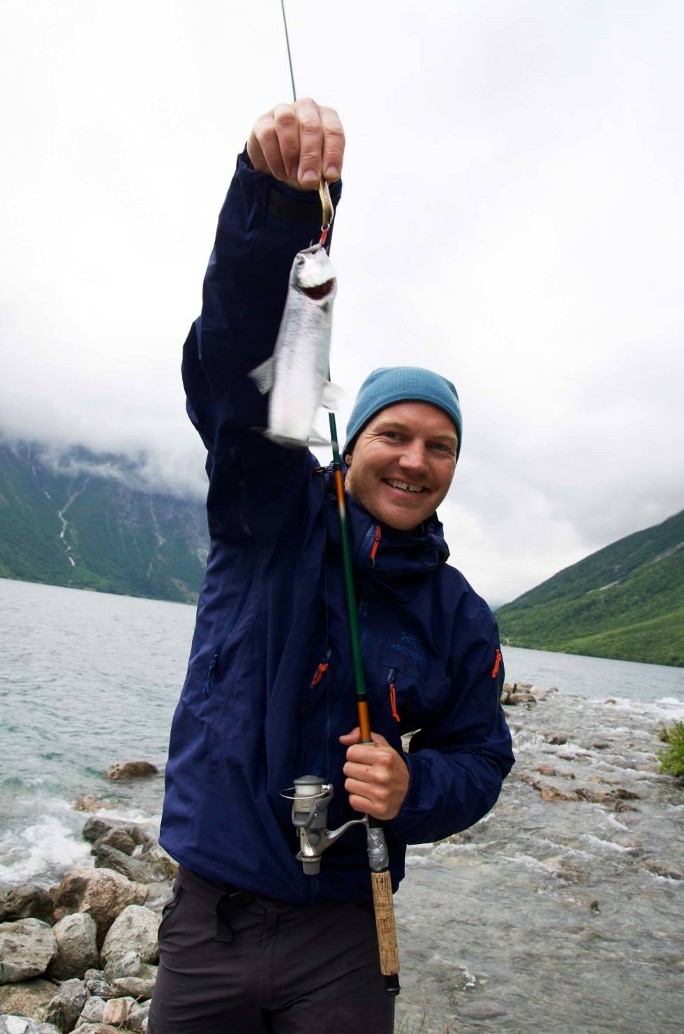 Skitt fiske: Henning Gladheim har fått napp, og fisken behøver ikke være stor for å ha en stolt fisker ved sin side. Eikesdalsvatnet byr på fisk for den som har tålmodighet. Eikesdalen-Fjelltur-3