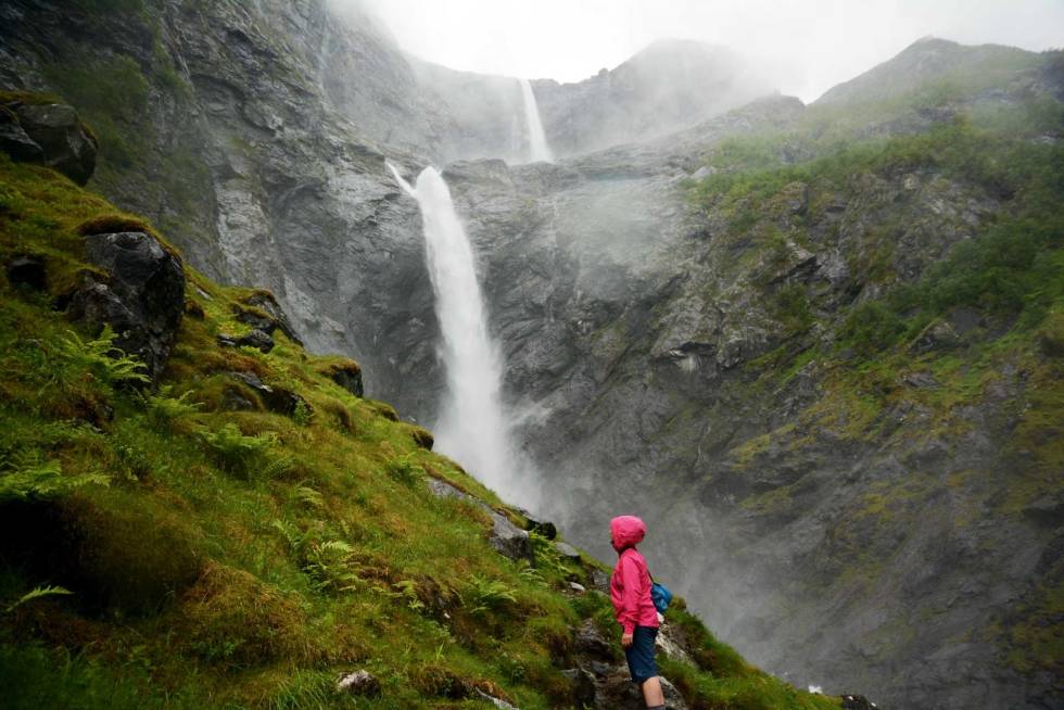 Mektig skuespill: Mardalsfossen var akkurat skrudd på da vi tok turen. Mardøla-aksjonen tapte, og vannet ovenfor fossen er nå regulert. Fossen skrus på til forlystelse for turistene hver sommer. Foto: Henning Gladheim Eikesdalen-Fjelltur-4