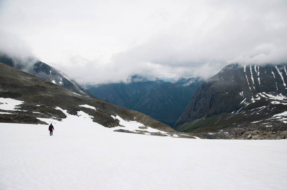 Lokket: Skyene har ligget som et lokk over oss hele dagen, og skjuler utsikten over til andre siden av dalen. Eikesdalen-Fjelltur-6
